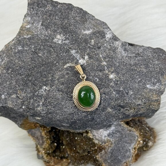 Vintage Jewelry - Vintage Gold Tone Oval Jade Pendant